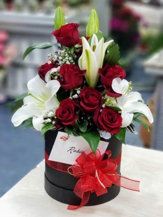 Kutuda 8 Kırmızı Güller ve Beyaz Lilyum Buketi