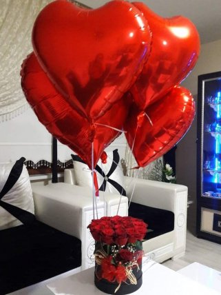 Kalpli Uçan Balon ve Kutuda Güller