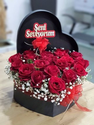 Bilecik Çiçekçi Kalp Kutuda Kırmızı Güller