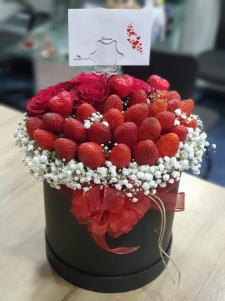 Çilekler ve Kırmızı Güller, Bilecik Çiçekçi