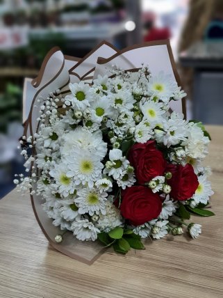 Bilecik Çiçekçi Papatyalar ve 3 Gül