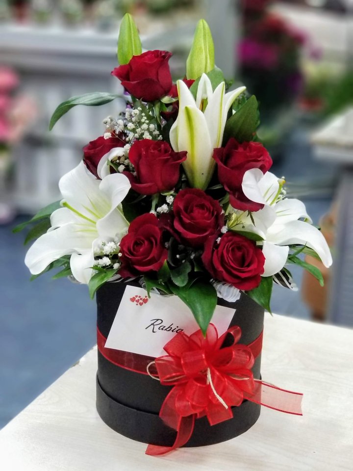 Kutuda 8 Kırmızı Güller ve Beyaz Lilyum Buketi