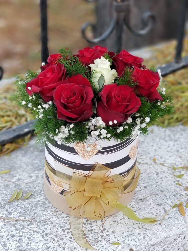 Kutuda 9 Gül 1i Beyaz