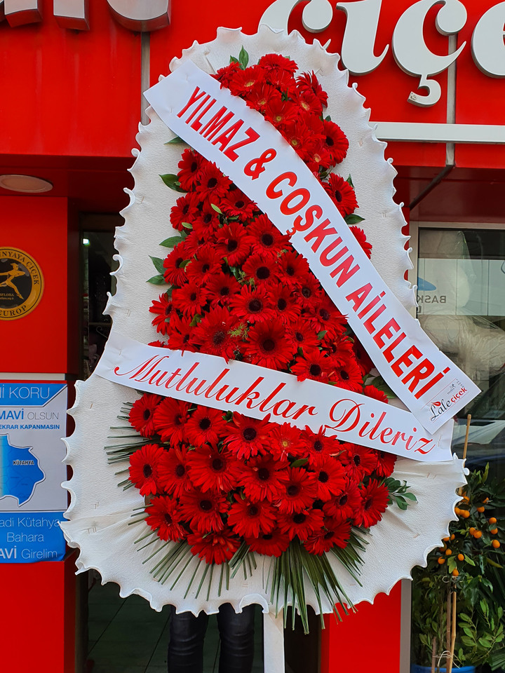 Bilecik Çelenk Gönderimi Kırmızı Çiçekli Çelenk