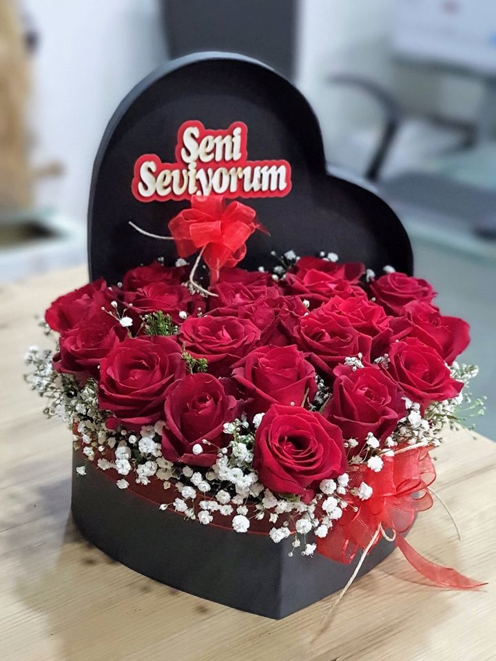 Bilecik Çiçekçi Kalp Kutuda Kırmızı Güller