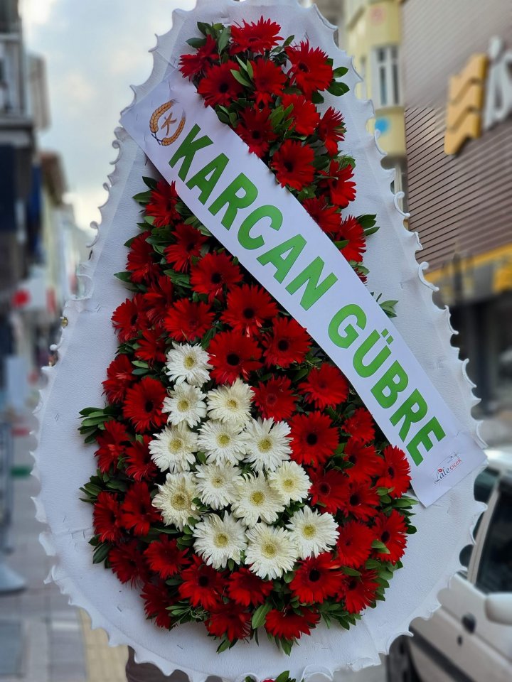 Kırmızı Beyaz Çiçekli Çelenk
