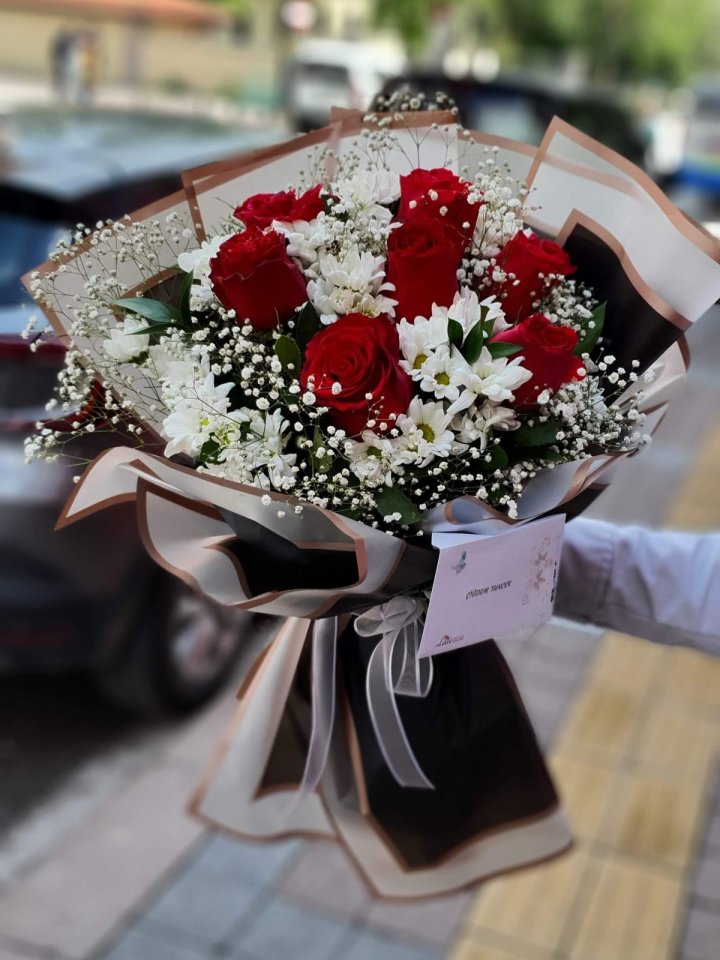 Bilecik Çiçek Gönderimi 7 Gül Papatya Buketi